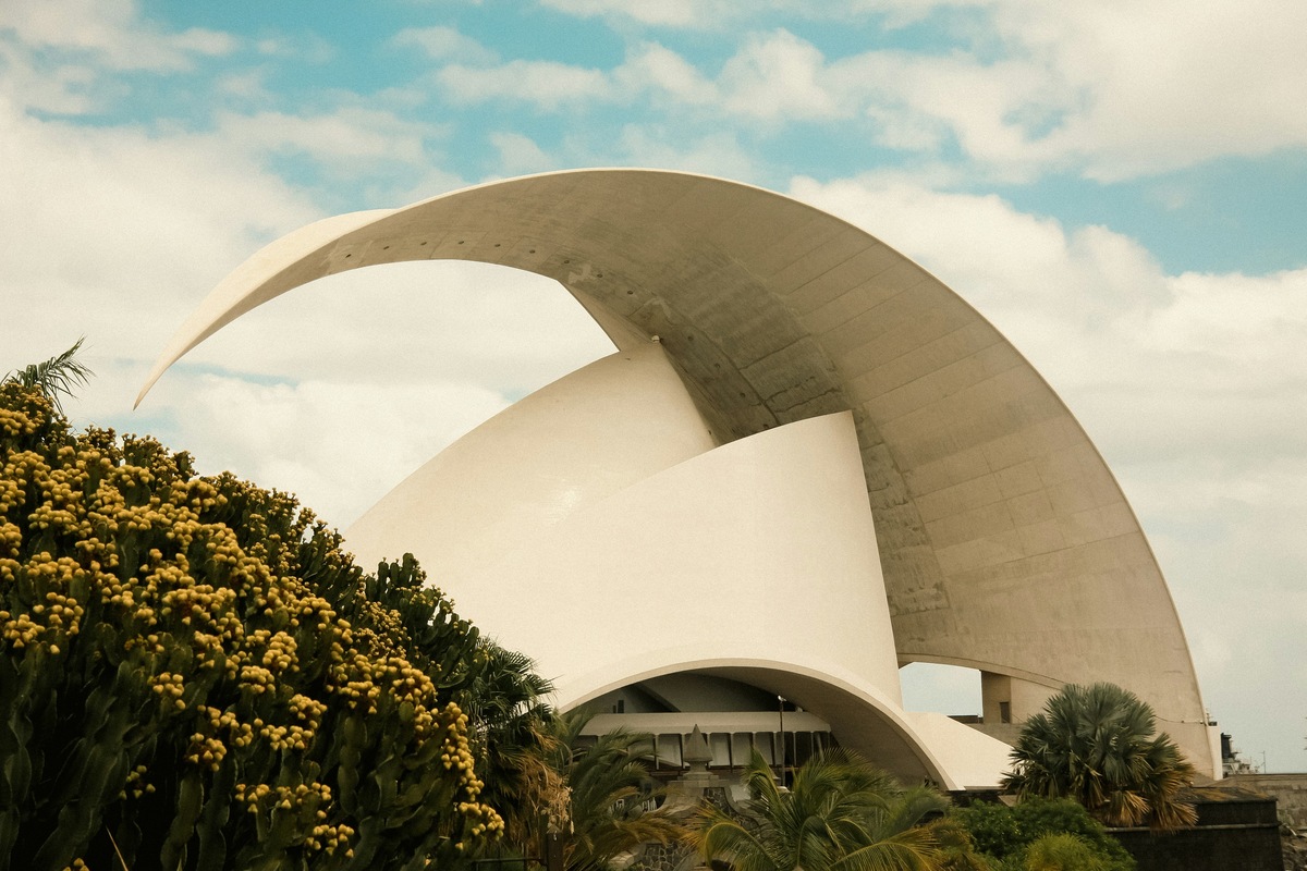 El Auditorio de Tenerife, en Santa Cruz, con su gran arco blanco sobre el cielo