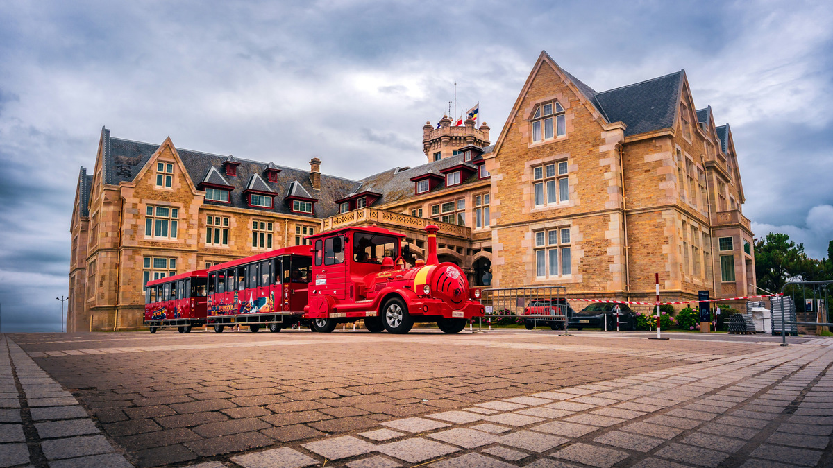 El Palacio de la Magdalena de Santander, con el tren turístico delante