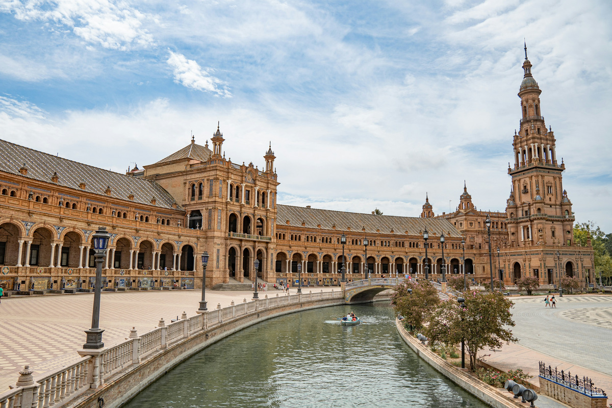 La plaza de España de Sevilla, con el canal, el puente y una de sus torres