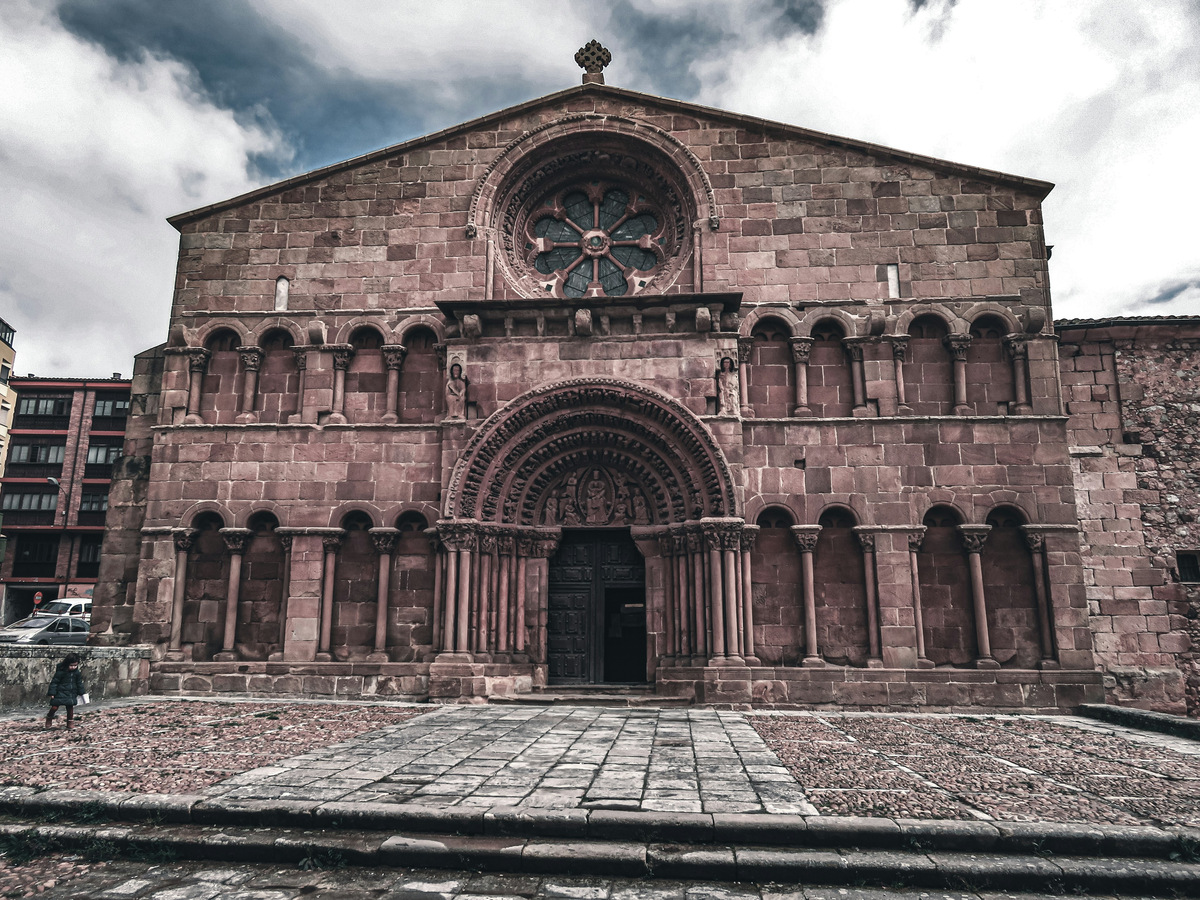 Fachada románica de la iglesia de Santo Domingo de Soria, con su rosetón y su portada