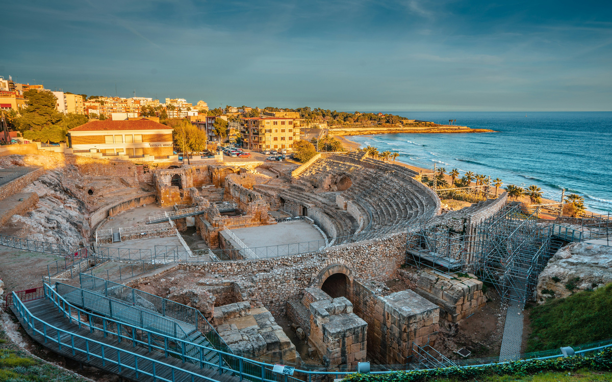 El anfiteatro romano de Tarragona junto al mar, con la luz del atardecer