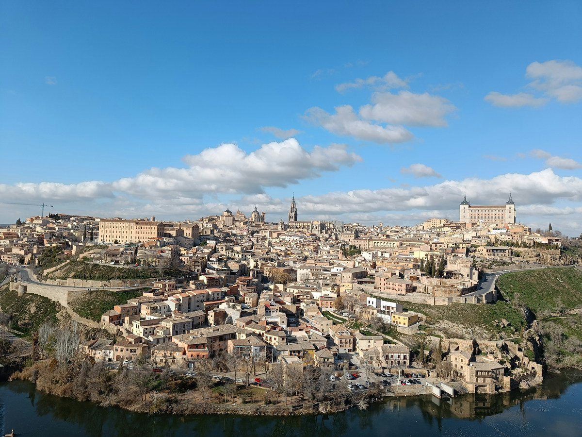 Vista general de Toledo desde el otro lado del Tajo, con el Alcázar y la torre de la catedral sobre el casco histórico