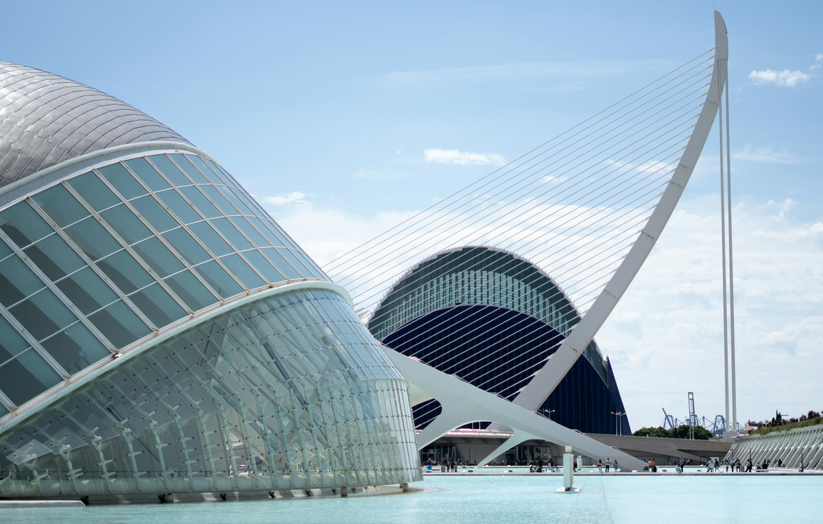 La Ciudad de las Artes y las Ciencias de Valencia: el Hemisfèric, el puente de l'Assut de l'Or y el Ágora sobre el agua