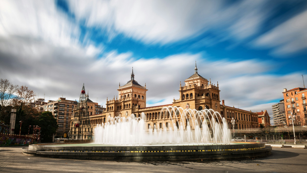 La fuente de la plaza de Zorrilla de Valladolid con la Academia de Caballería detrás