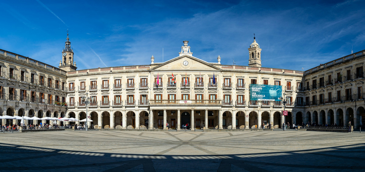 La plaza de España de Vitoria-Gasteiz, con sus soportales y el ayuntamiento en el centro