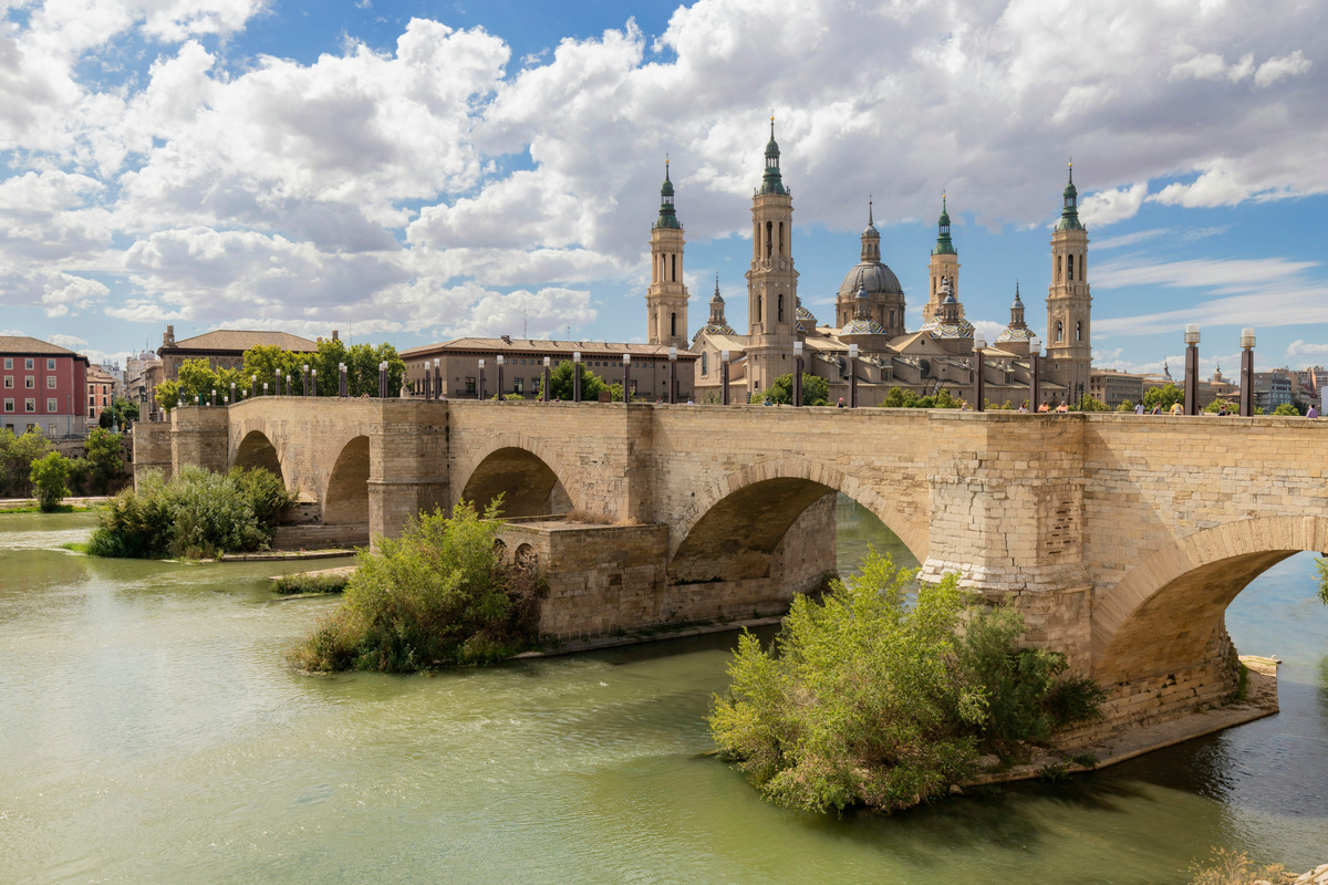 El Puente de Piedra sobre el Ebro y las torres de la basílica del Pilar de Zaragoza al fondo